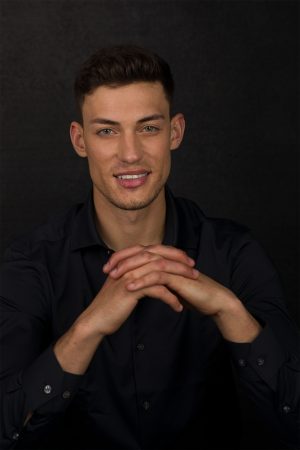 In-Studio Headshot - One outfit, one retouched image, digital file download.  Plus TAX.